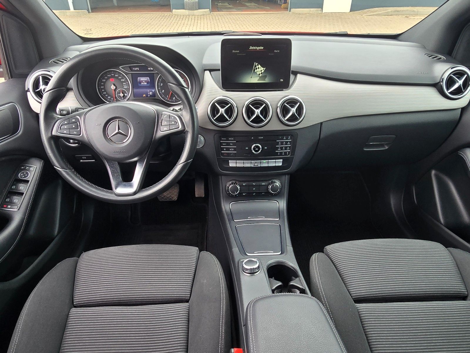 Fahrzeugabbildung Mercedes-Benz B-Klasse 180 Navi PDC Winterräder