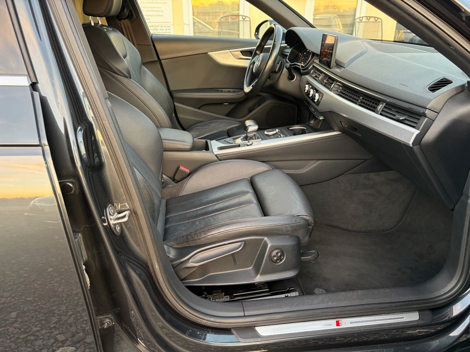Fahrzeugabbildung Audi A4 Avant 2.0 TDI sport Navi Leder Xenon S-LINE