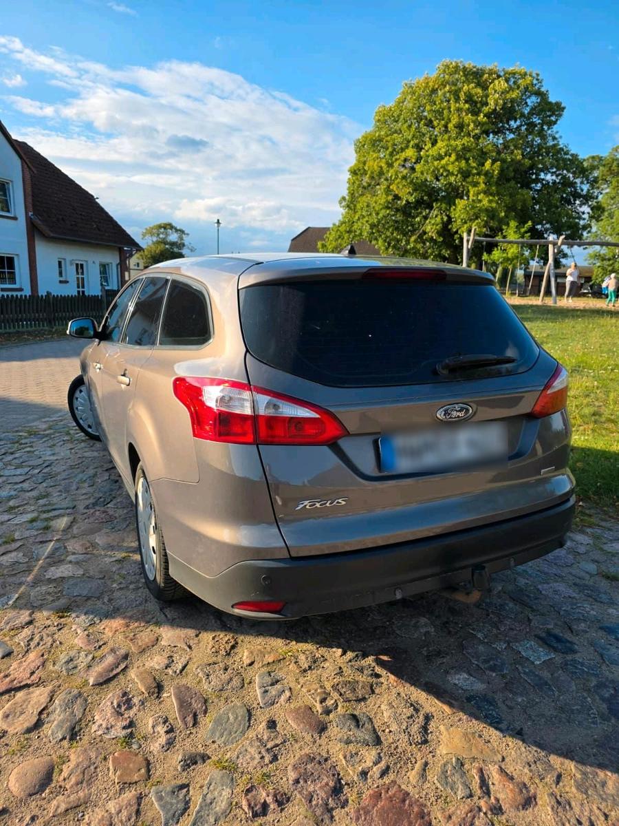 Ford Focus 2013 — interior