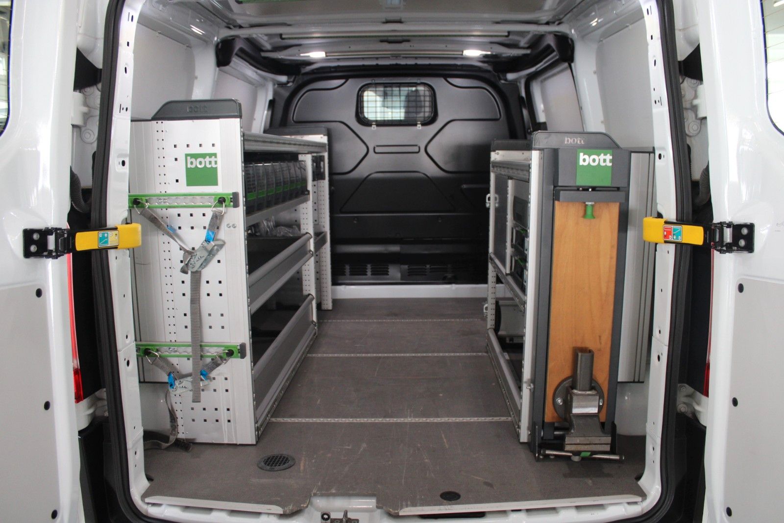 Fahrzeugabbildung Ford Transit Custom TRAIL AHK Bott Einrichtung Leder