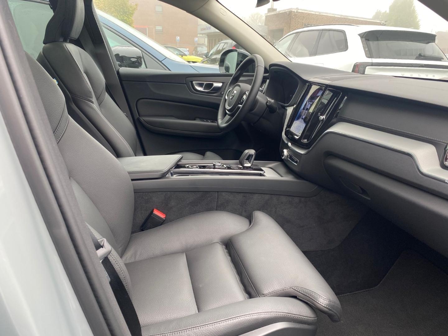 Volvo XC60 B5 Ultra Dark AWD MHEV Memory Sitze 360 Gra
