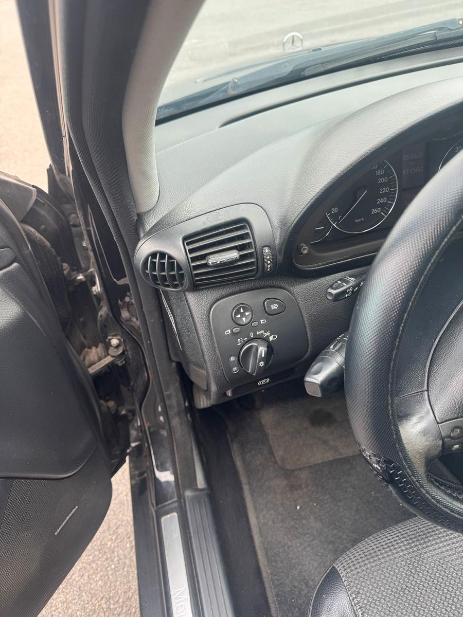 Mercedes-Benz C220 2006 — photo 13