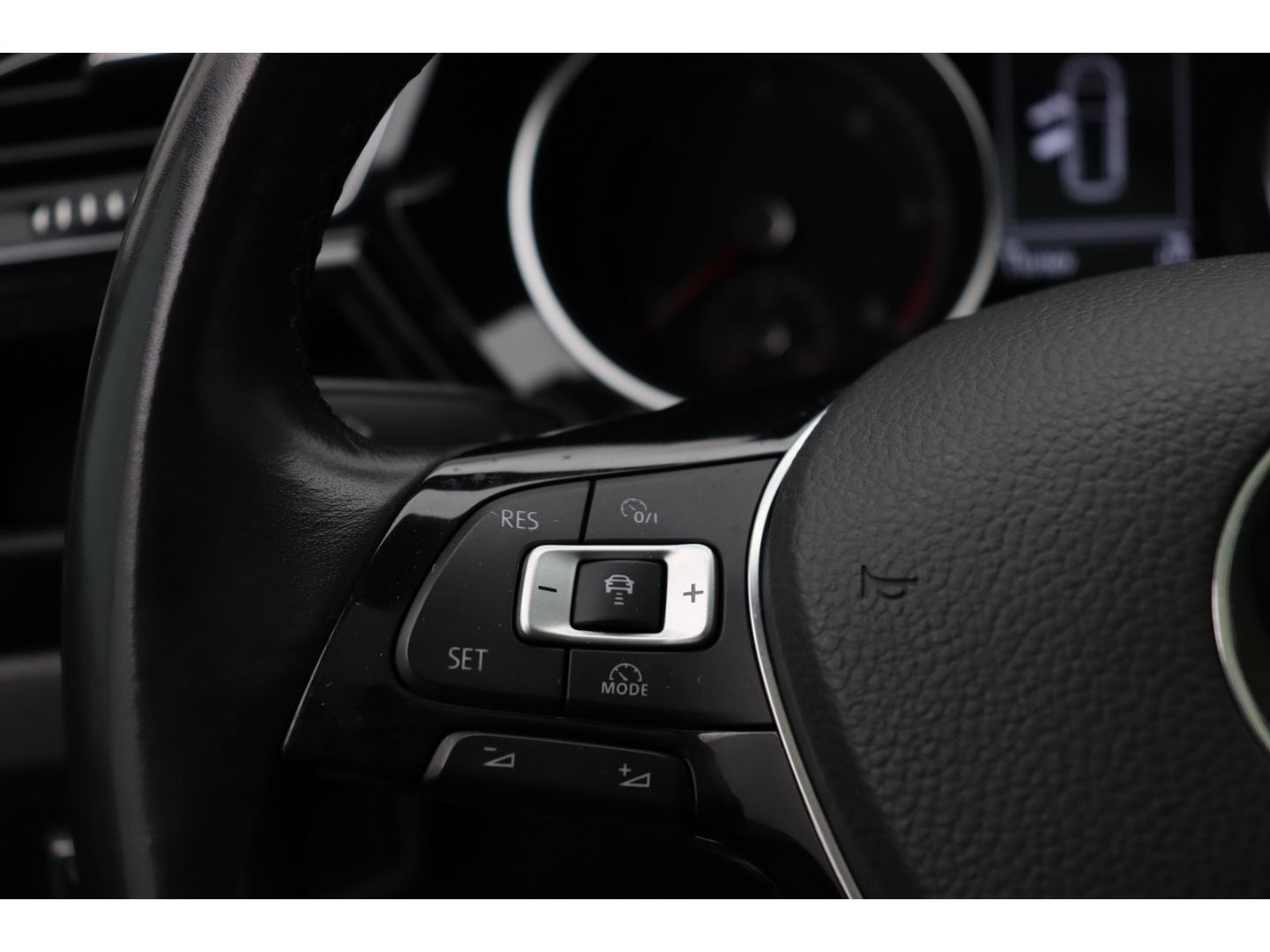Fahrzeugabbildung Volkswagen Touran Comfortline BMT ACC, Pano, Schiebedach