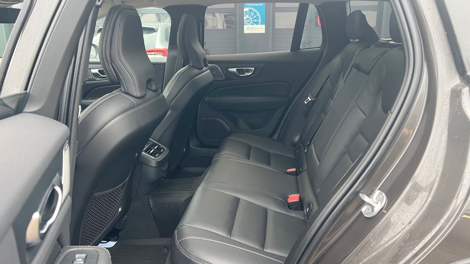 Fahrzeugabbildung Volvo V60 B4 CC Ultimate AWD*B&W*360°*SH*Massage*