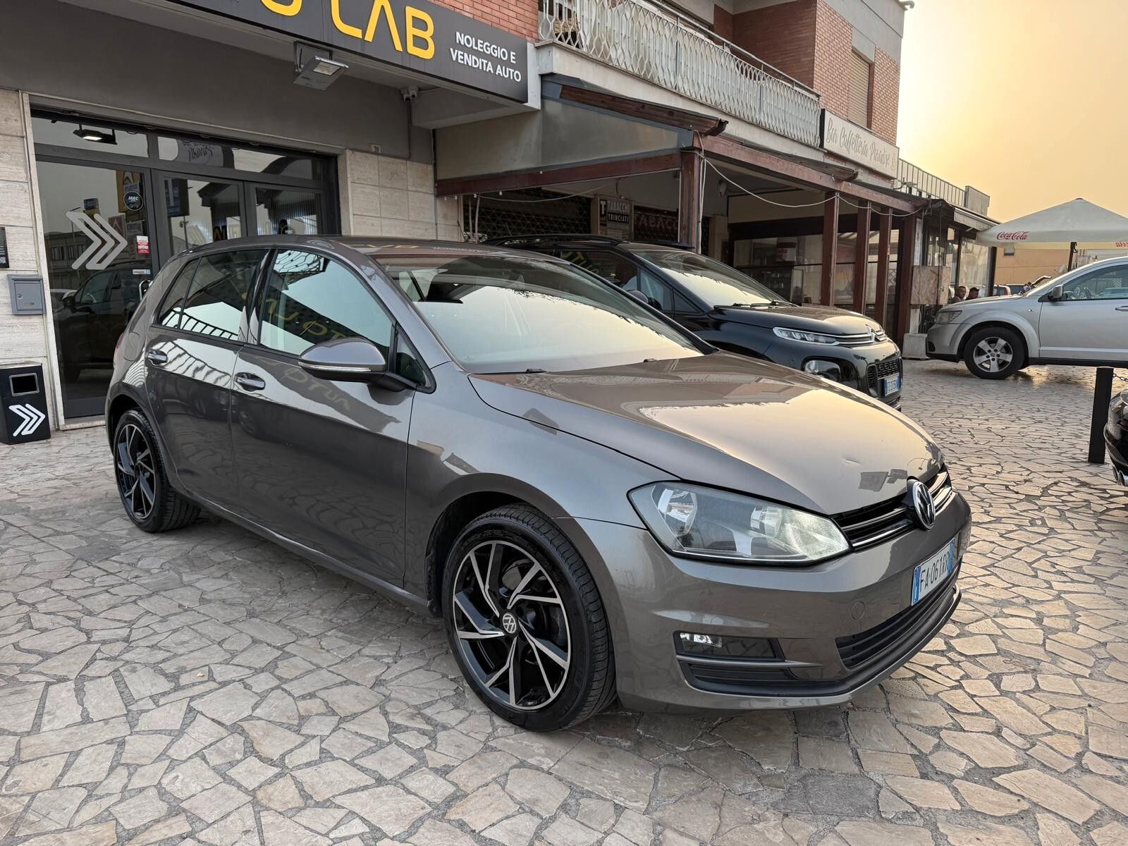 Volkswagen Golf - 1