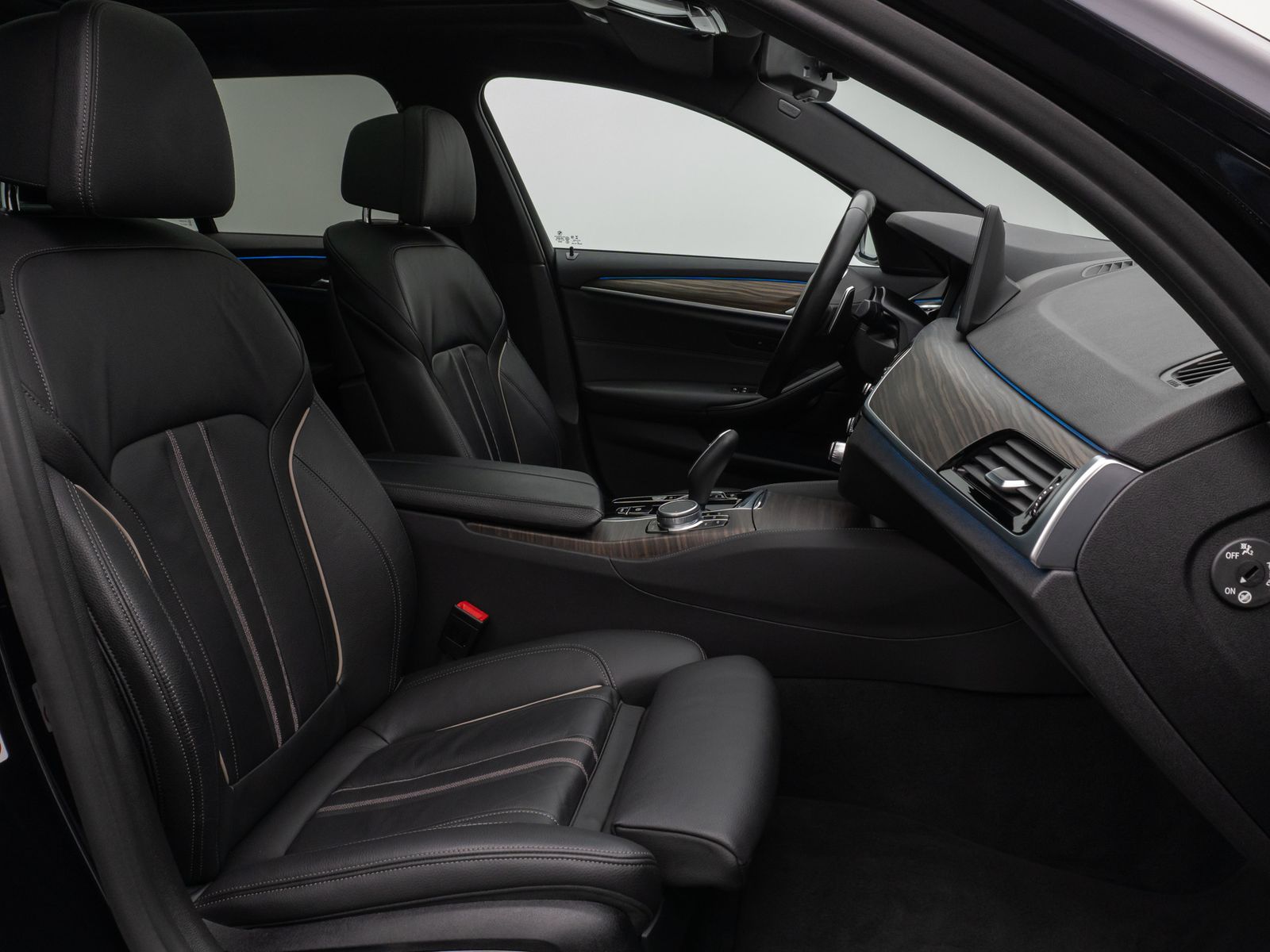 Fahrzeugabbildung BMW 530e xD M Sport Panorama Kamera HUD DAB HiFi