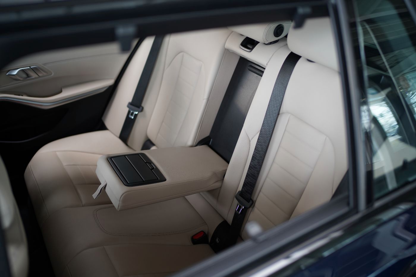 Fahrzeugabbildung BMW 320d Sport Line +AHK+Komfortzugang+HeadUp+LED
