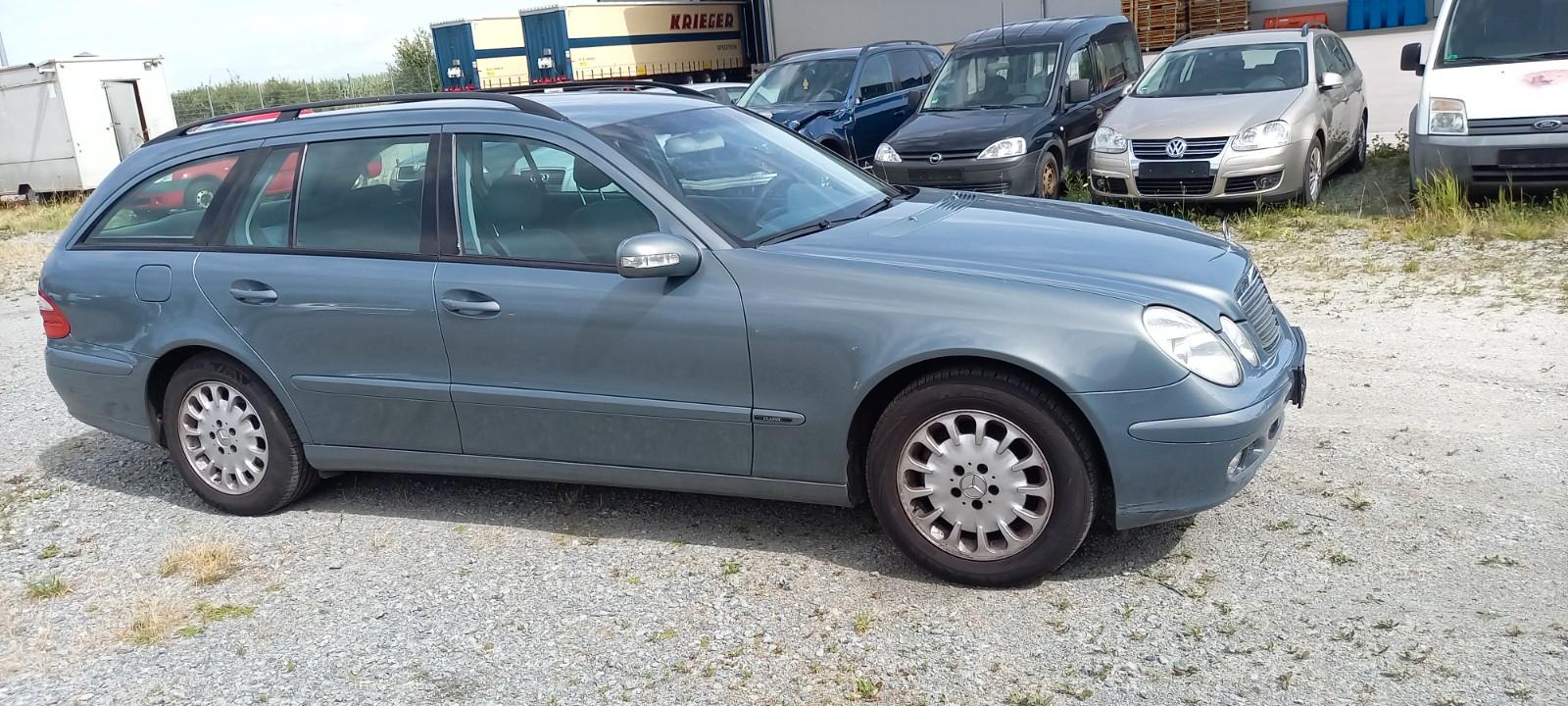 Mercedes-Benz E220 2004 — photo 11
