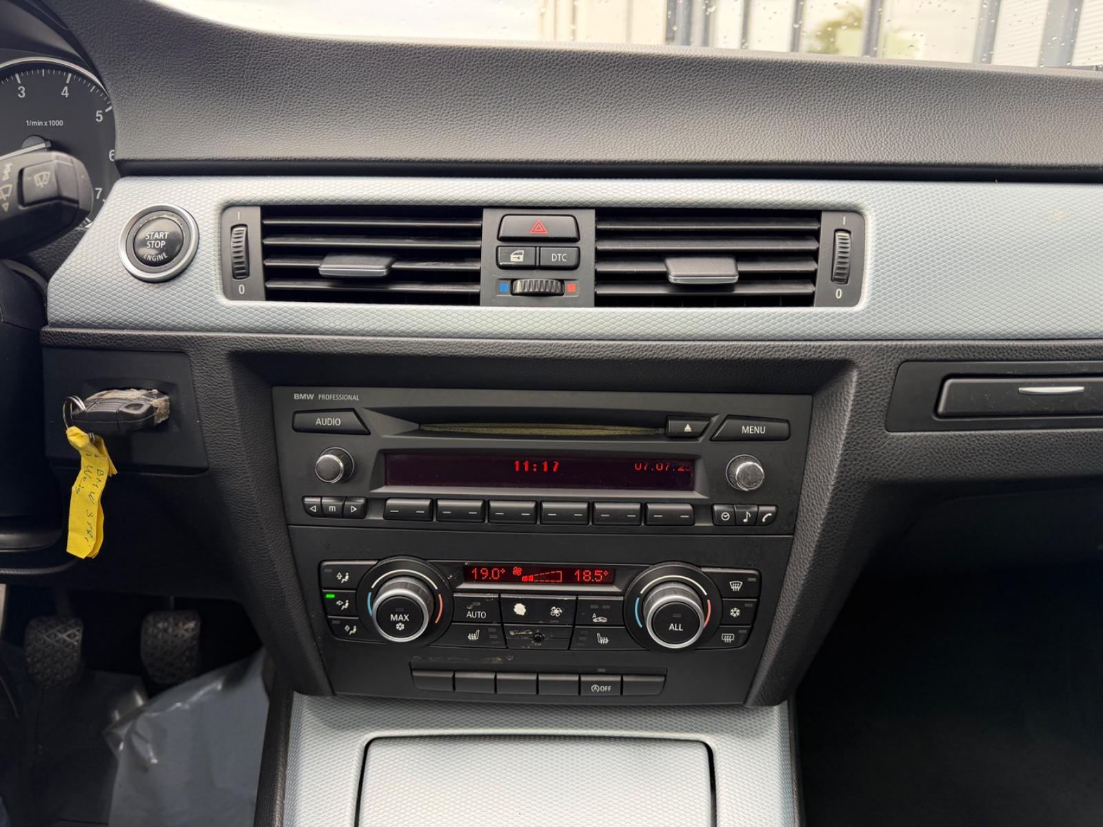 BMW 318 2009 — photo 15