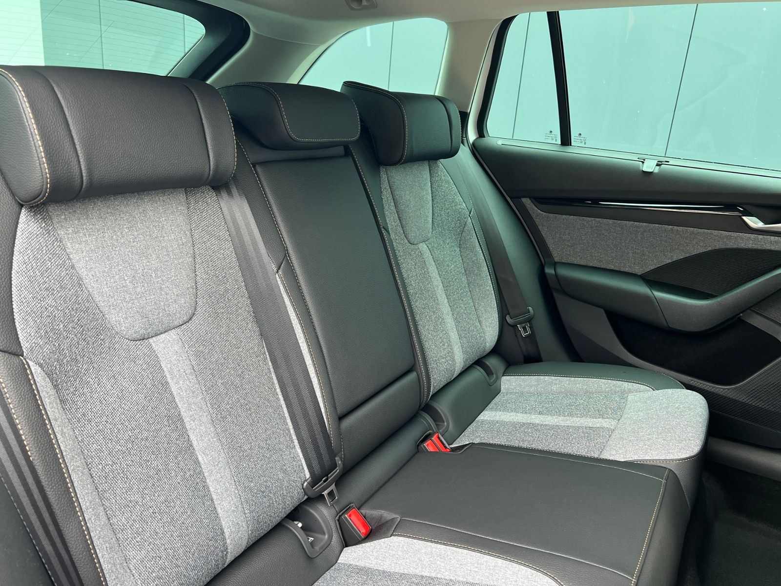 Fahrzeugabbildung SKODA Octavia Combi TOUR 2.0 TDI DSG *AHK, Travel Assi