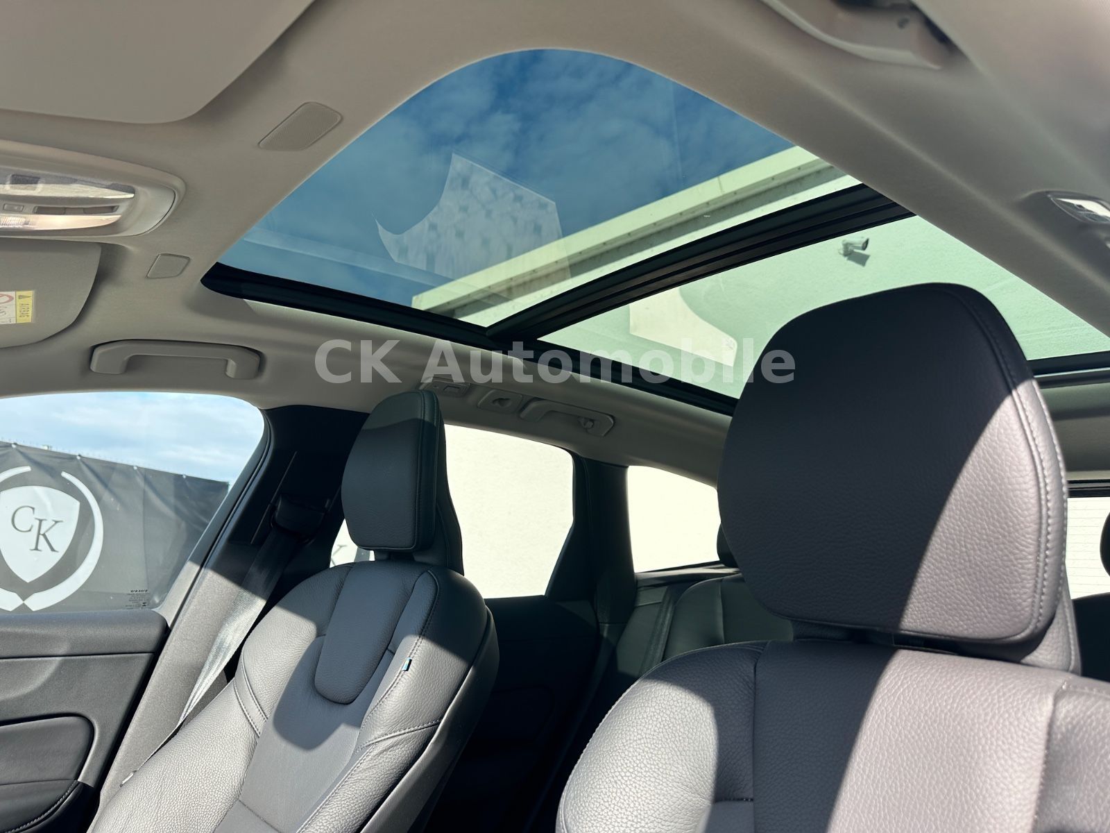 Fahrzeugabbildung Volvo XC60 B4 PlusDark AWD/BLIS/Leder/Pano/LED/360°Kam