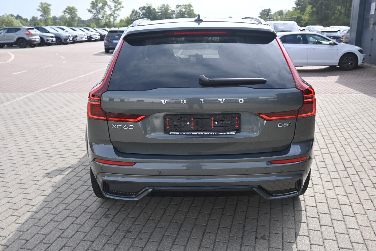 Fahrzeugabbildung Volvo XC60 B5 B  Ultra Dark AWD*B&W*PANO*LUFT*AHK*