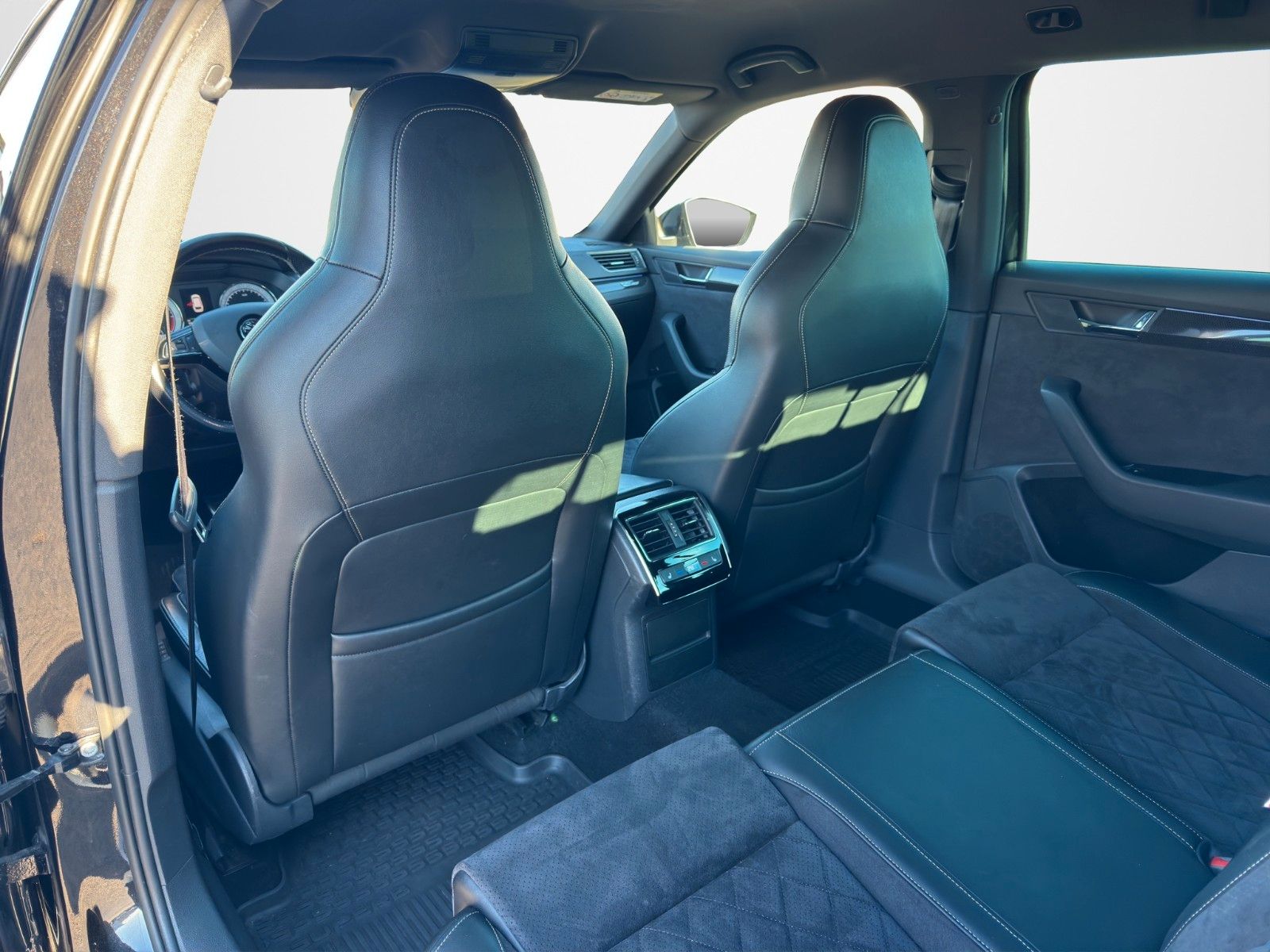 Fahrzeugabbildung SKODA SUPERB COMBI SPORTL 2.0TDI ACC MEMORY CANTON