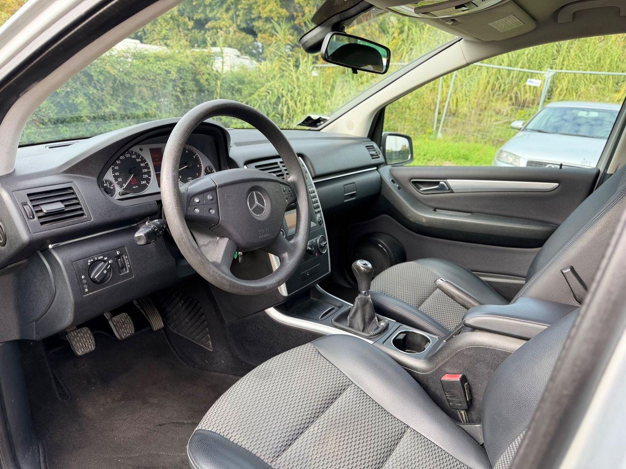 Mercedes-Benz B180 2010 — photo 13