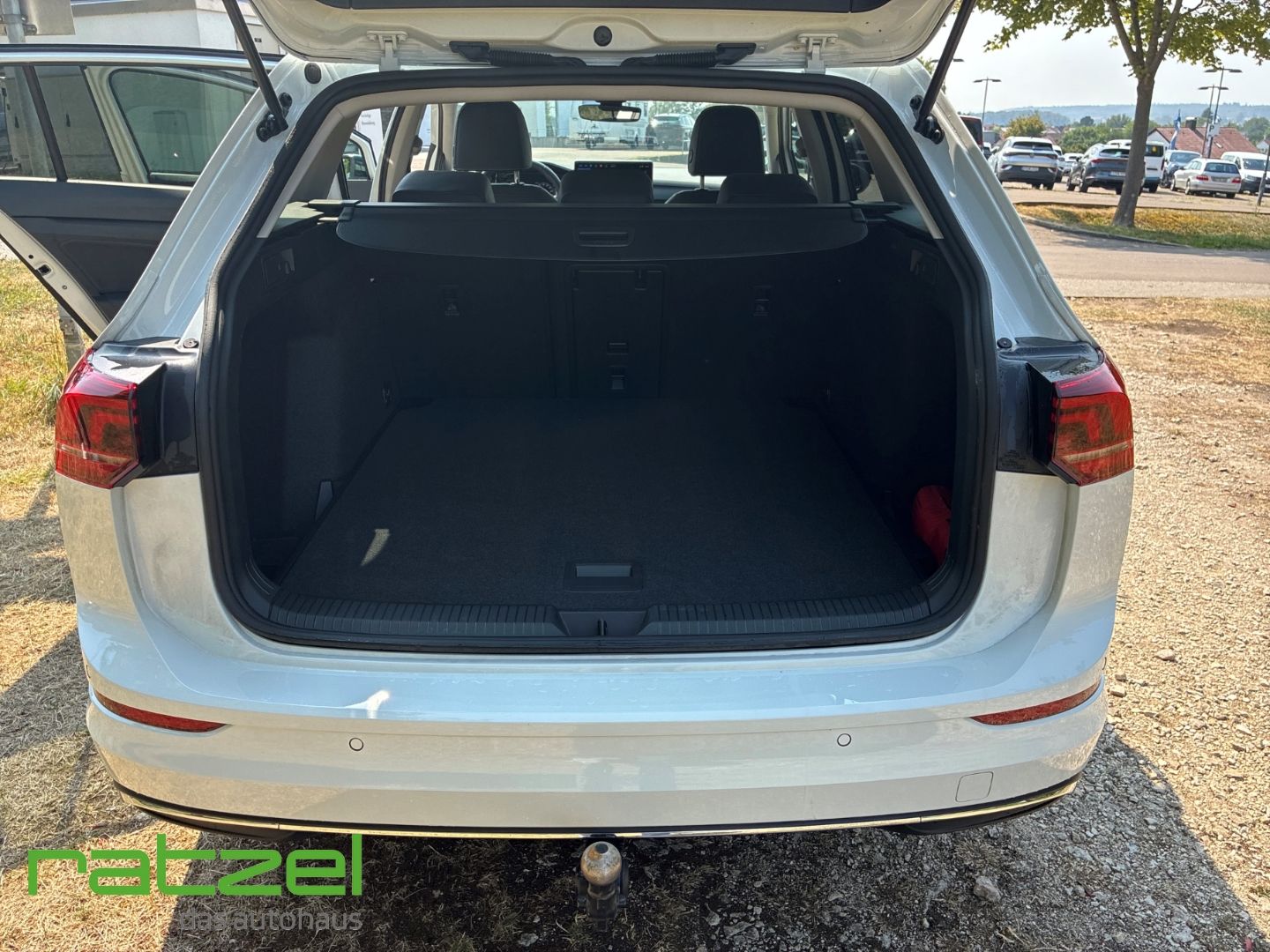 Fahrzeugabbildung Volkswagen Golf Variant VIII 1.5 eTSI DSG Energy Life +AHK+
