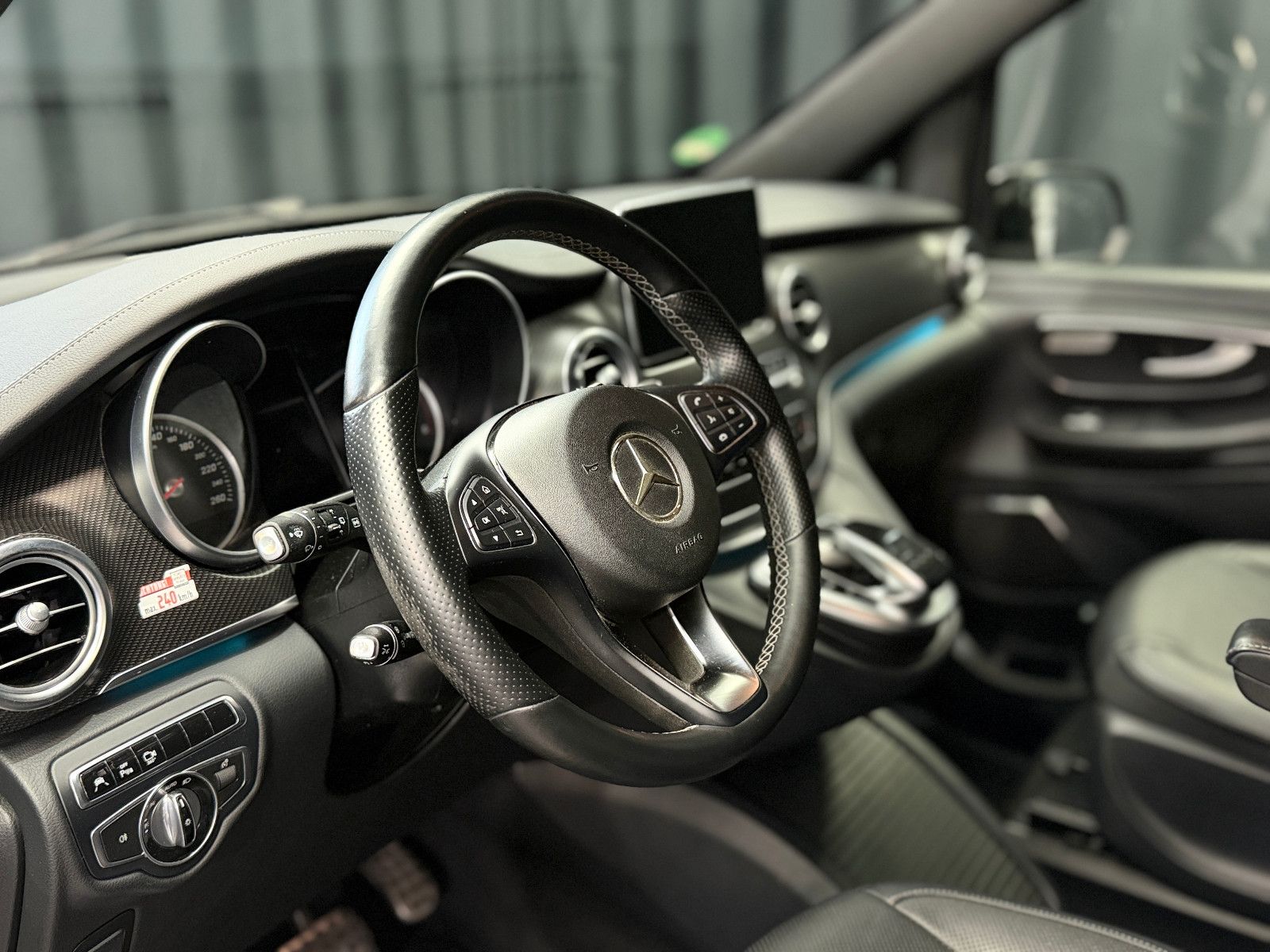 Fahrzeugabbildung Mercedes-Benz V 250d AVANTGARDE AMG EDITION lang|360°|AHK|LEDE
