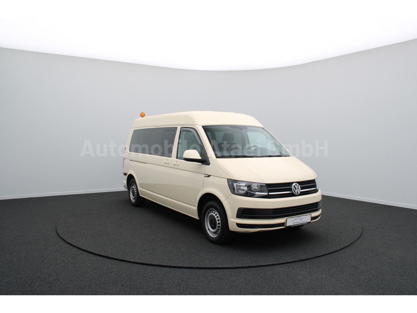Fahrzeugabbildung Volkswagen T6 Kombi KTW *Rollstuhl-Rampe+Tragestuhl*