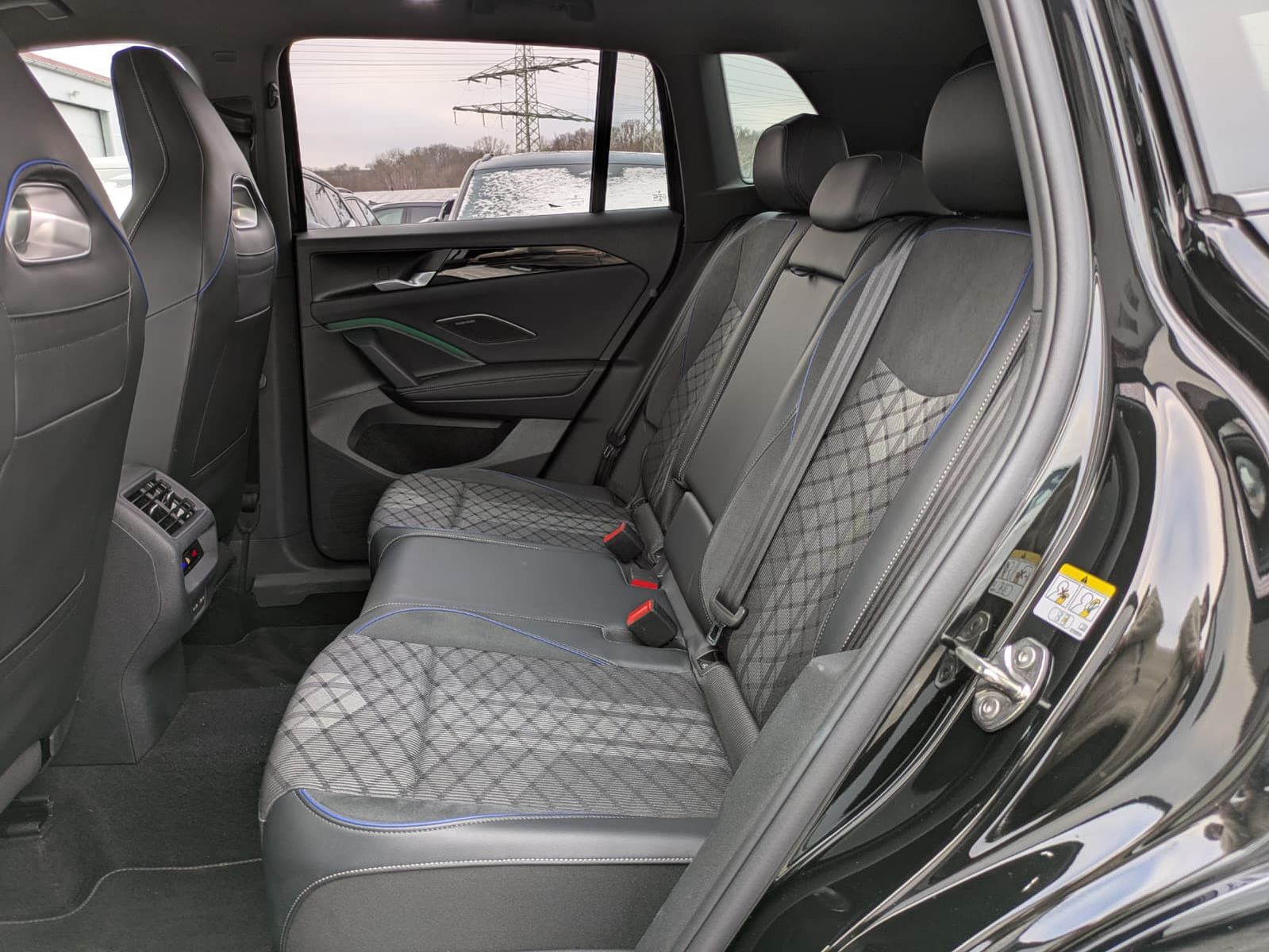 Fahrzeugabbildung Volkswagen Tiguan 2.0 TDI 4M R-Line PANO*H&K*AHK*MATRIX*20"