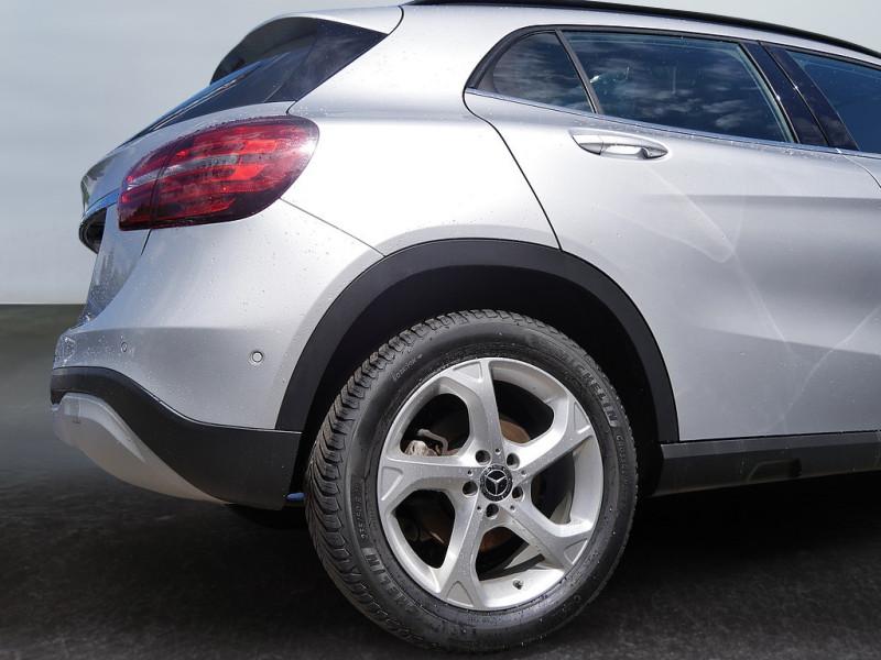 Mercedes-Benz GLA 180 KAMERA PANO SPUR PDC SHD SHZ