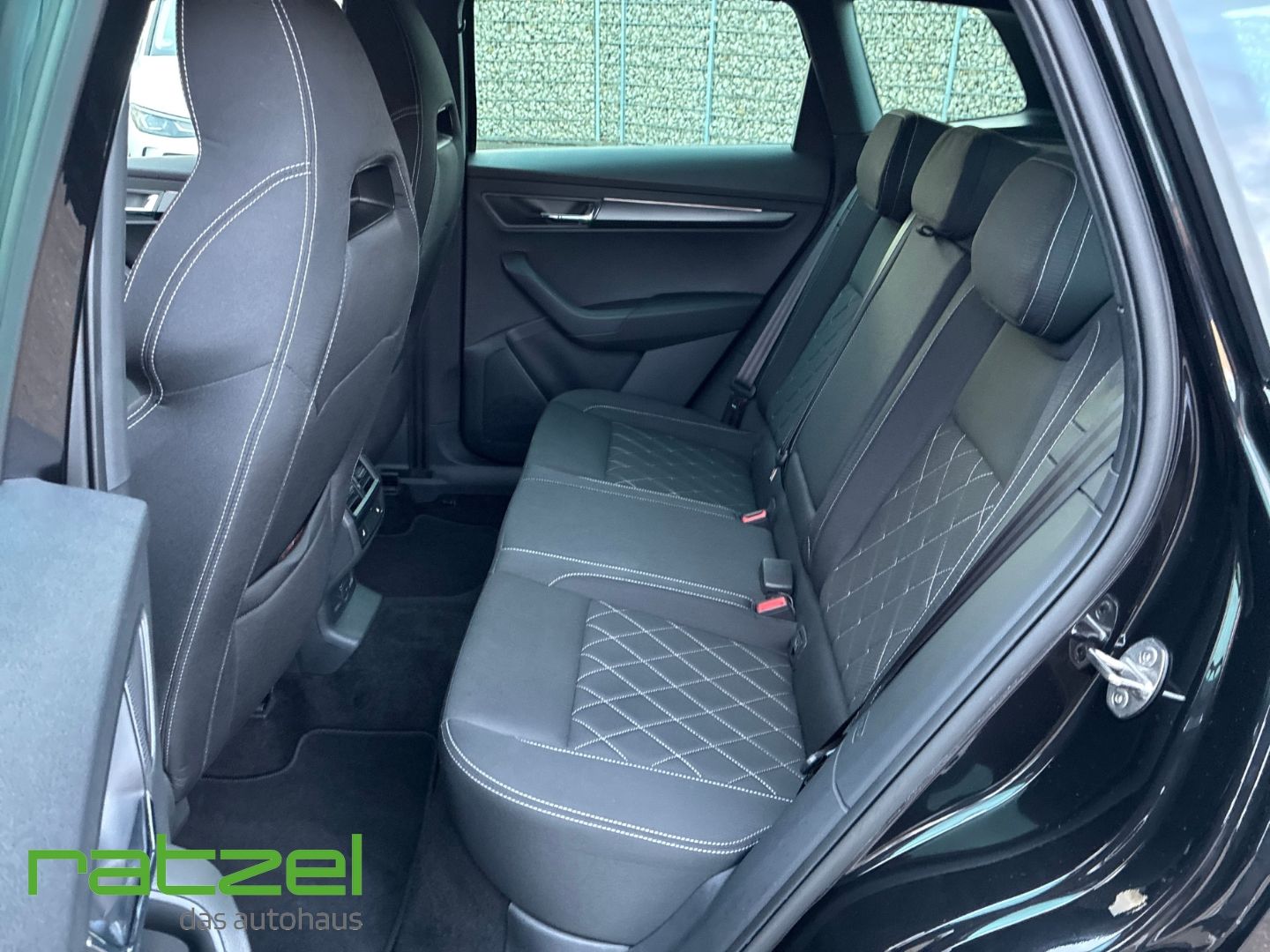 Fahrzeugabbildung SKODA Karoq Sportline 1.5 TSI DSG Navi LED Travel Assi