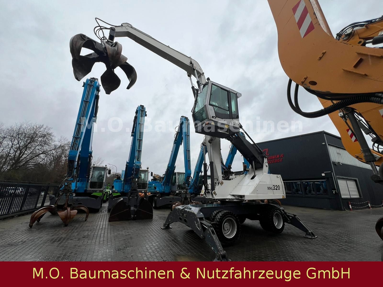 Fahrzeugabbildung Fuchs Terex MHL 320 / Polyp/ Liftkabine/