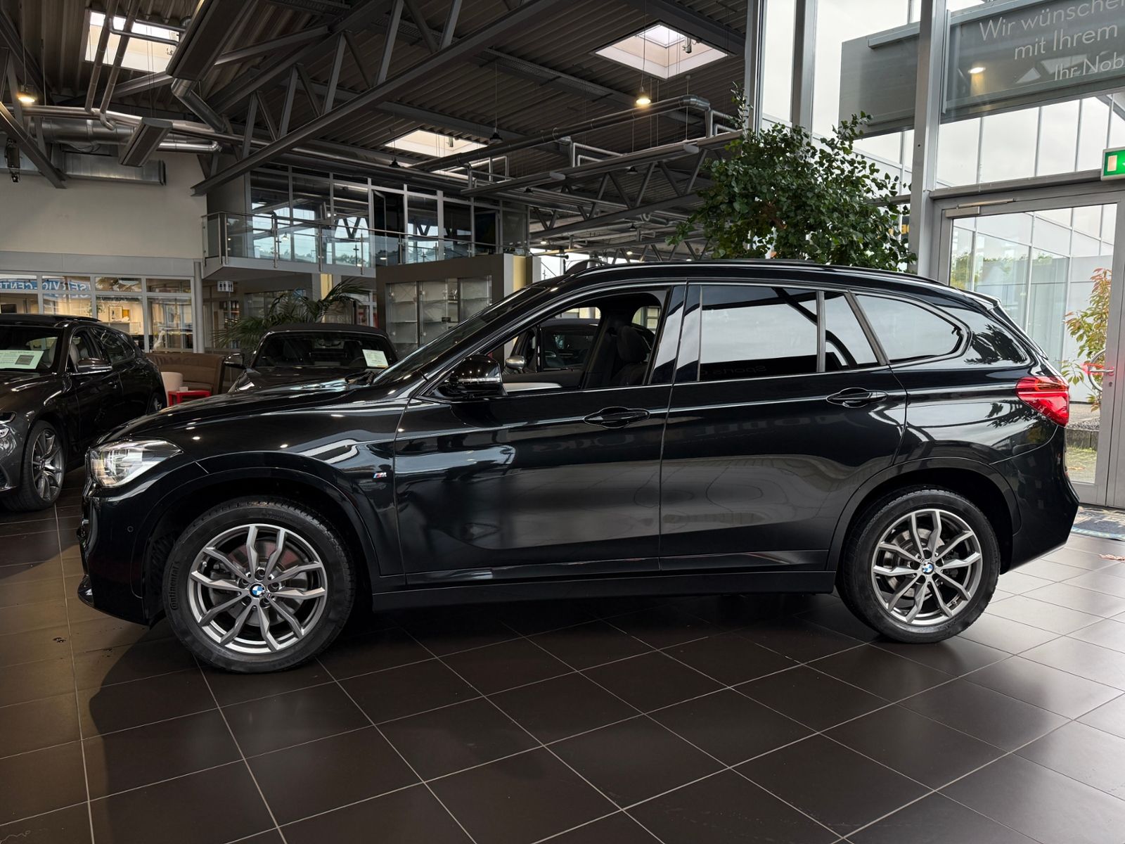 Fahrzeugabbildung BMW X1 xDrive 20 i M Sport PANO AHK HUD LED