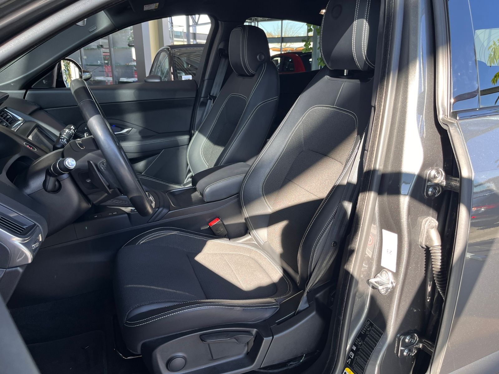 Fahrzeugabbildung Jaguar E-PACE P200 R-Dynamic AWD AHK BLACK PACK ACC