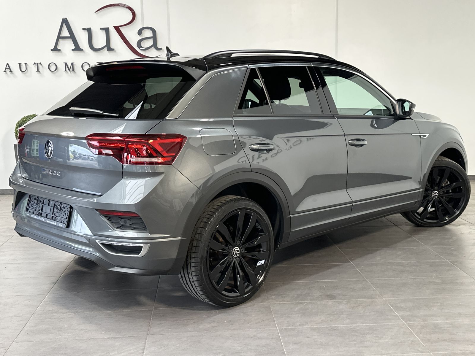 Fahrzeugabbildung Volkswagen T-Roc 1.5 TSI DSG R-Line NAV+LED+ACC+KAMERA+PANO