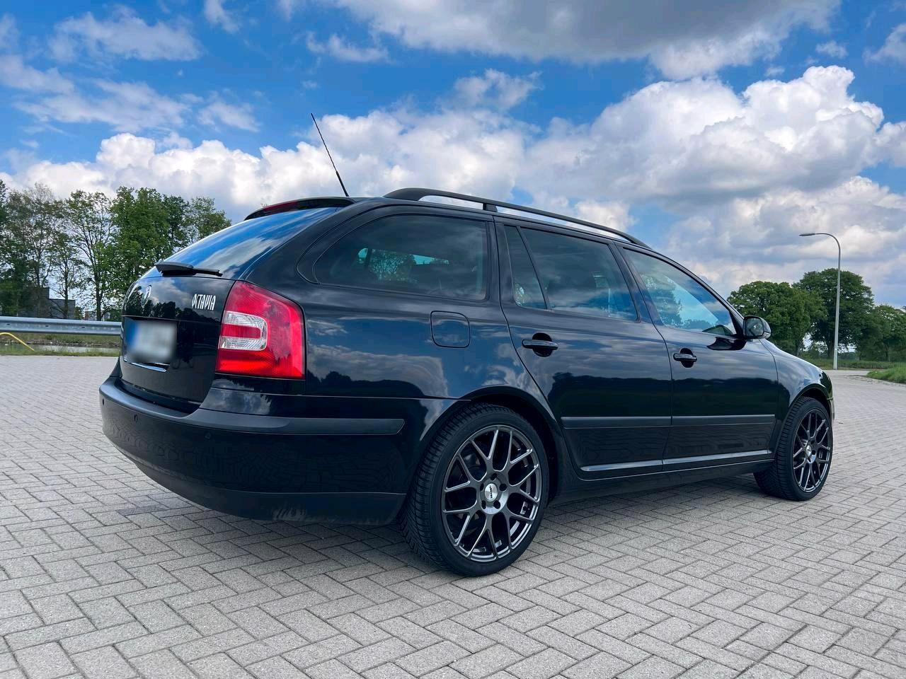 Skoda Octavia 2007 — rear view