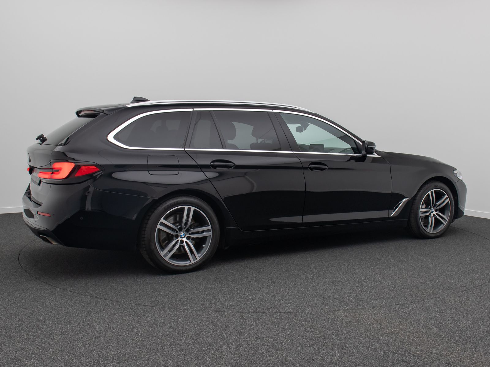 Fahrzeugabbildung BMW 530d xD Alarm HUD DAB Kamera DisplayKey Panorama