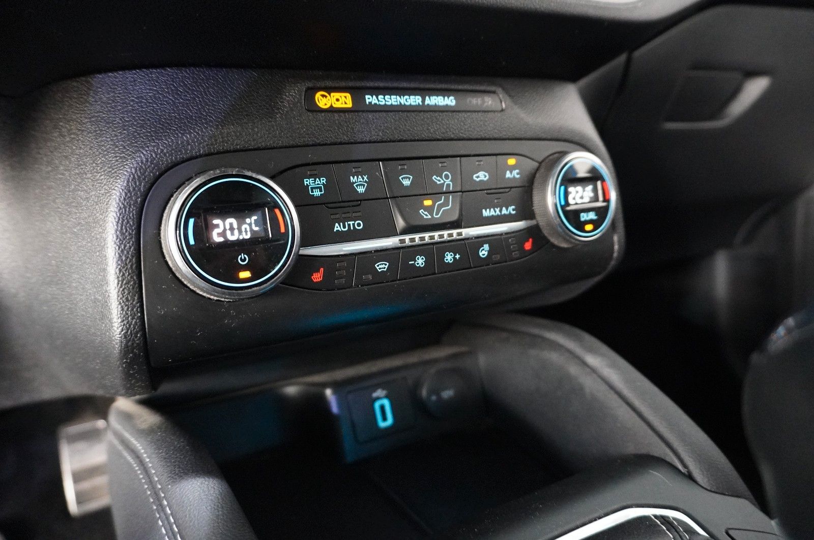Fahrzeugabbildung Ford Focus Lim. ST 2.3 ECOBOOST NAVI/LED/SH/SPORT/B&O