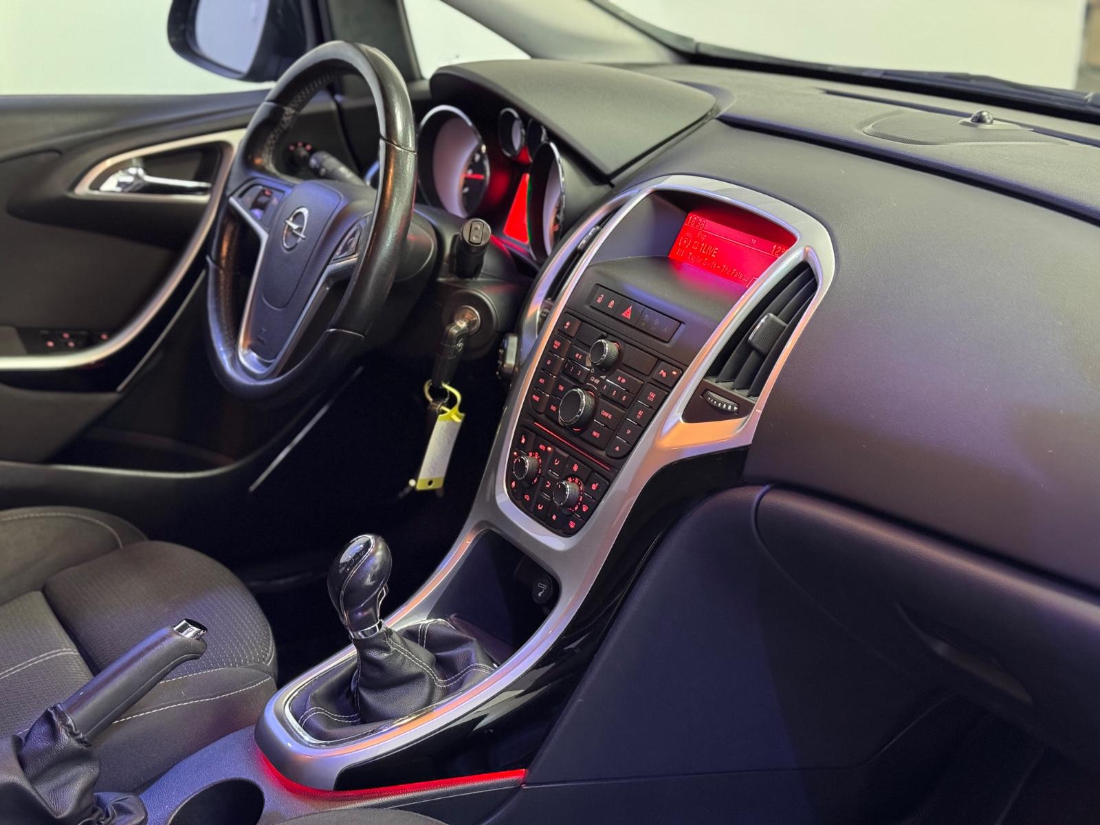 Opel Astra 2011 — photo 10