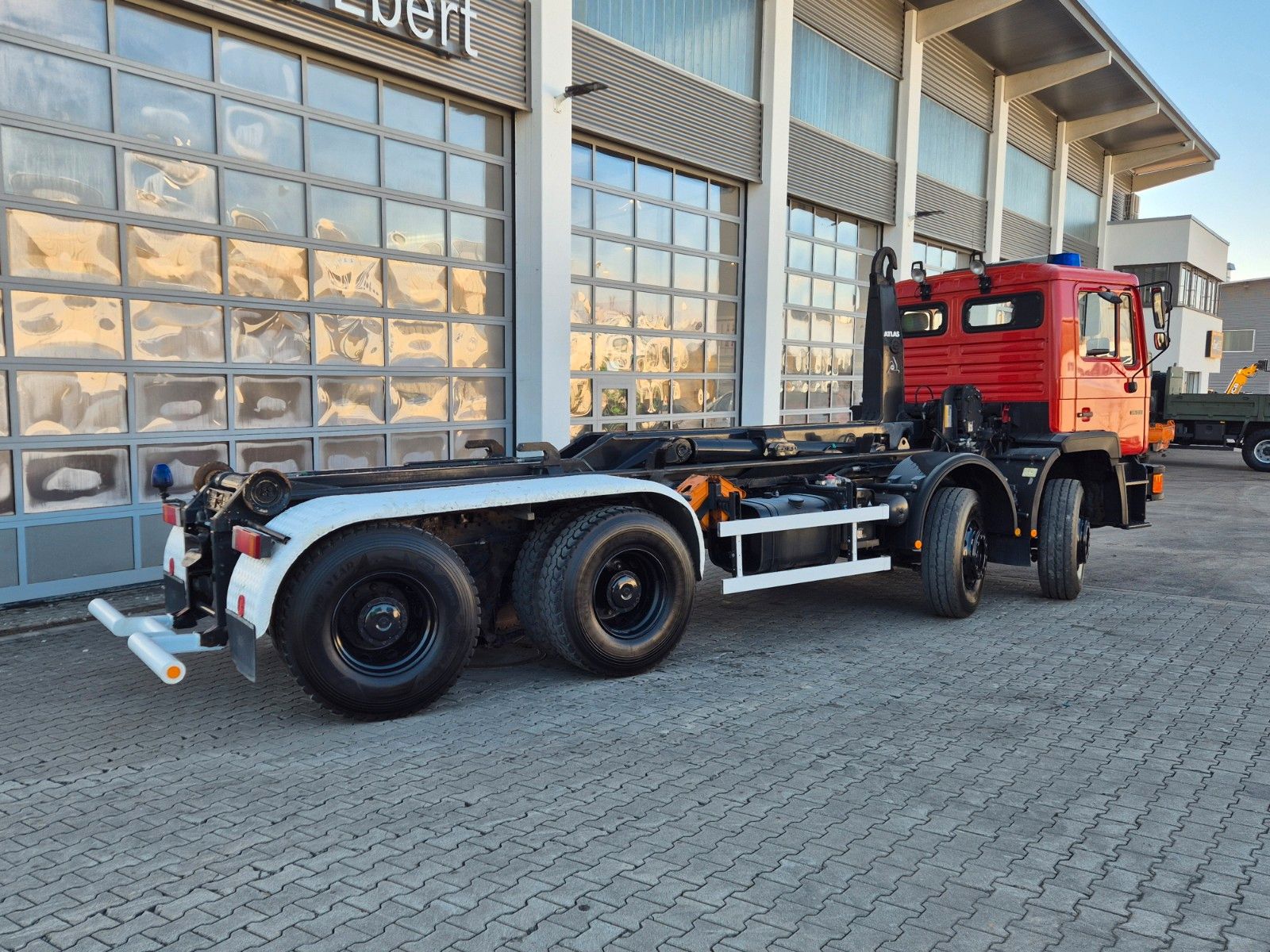 Fahrzeugabbildung MAN 35.372 (F14) 8x4 Atlas 4. Achse gelenkt Seilwind
