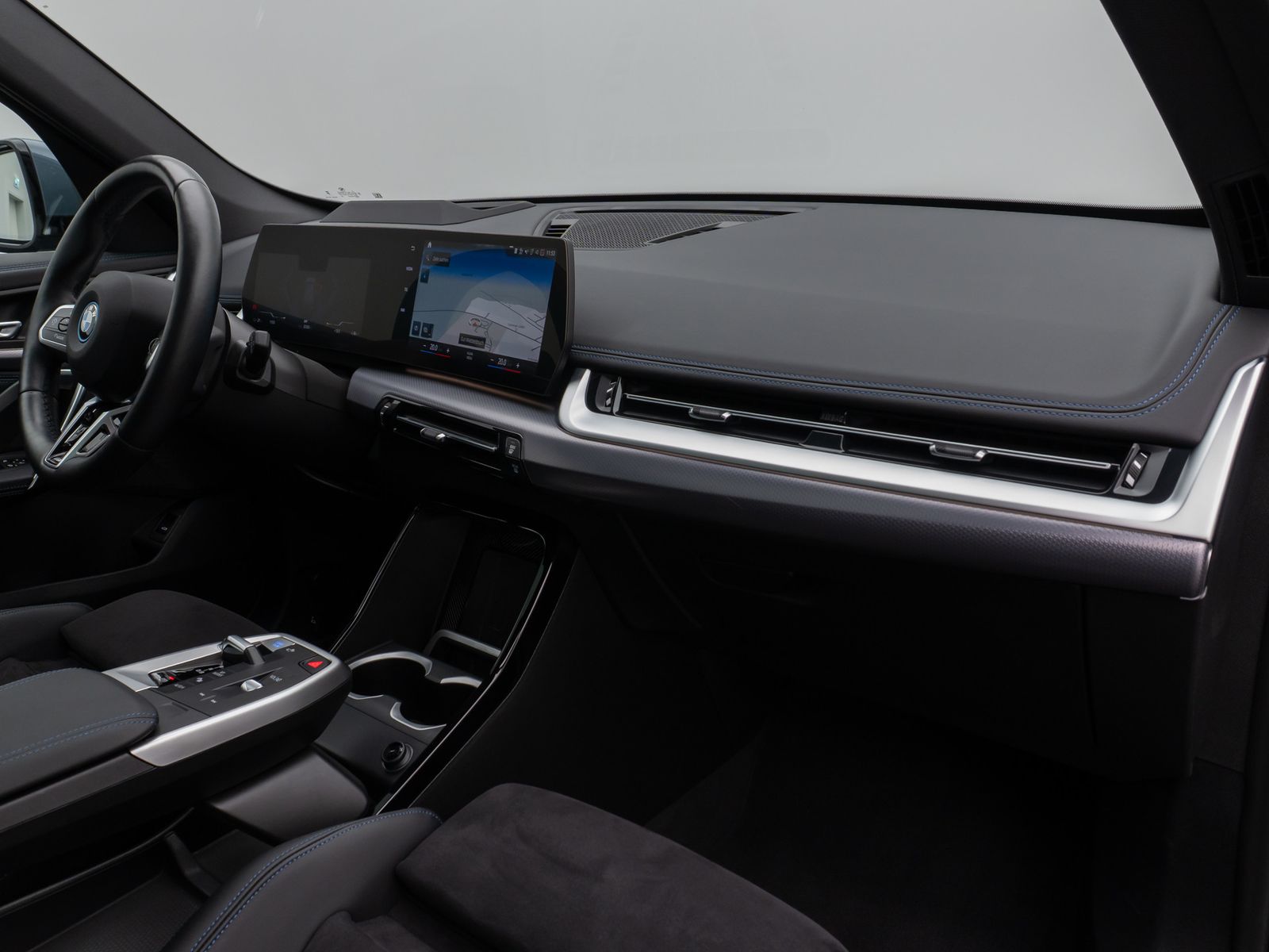 Fahrzeugabbildung BMW iX1 xD30 M Sport Panoram 360°HUD DAB AHK Komfort