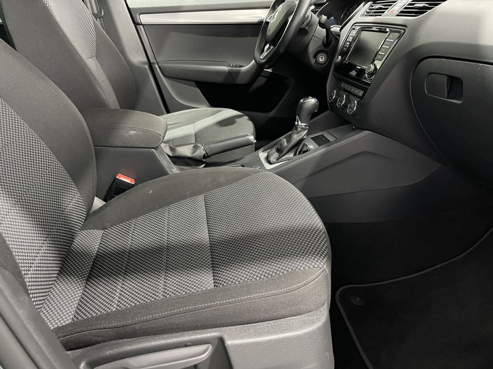 Fahrzeugabbildung SKODA Octavia Ambition 2.0 TDI*Navi*PDC*SHZ*Temp*