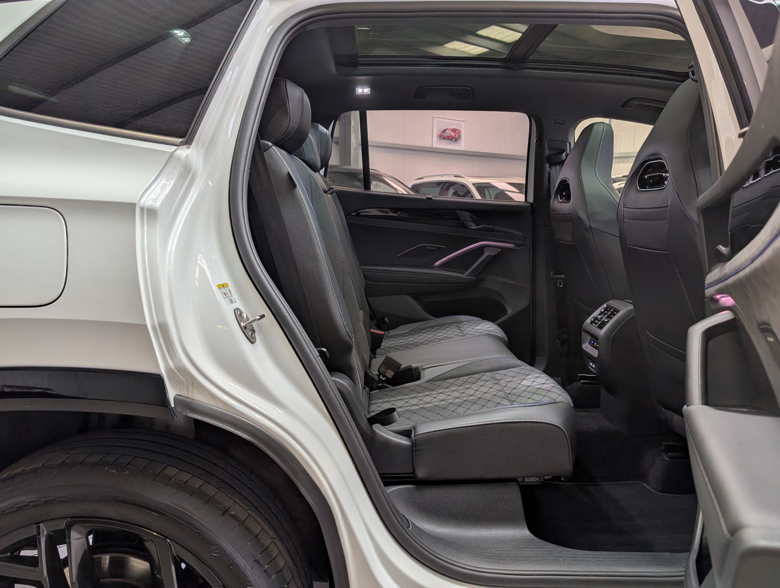 Fahrzeugabbildung Volkswagen Tayron 2.0TDI 4M R-Line Launch Pano Black AHK 20