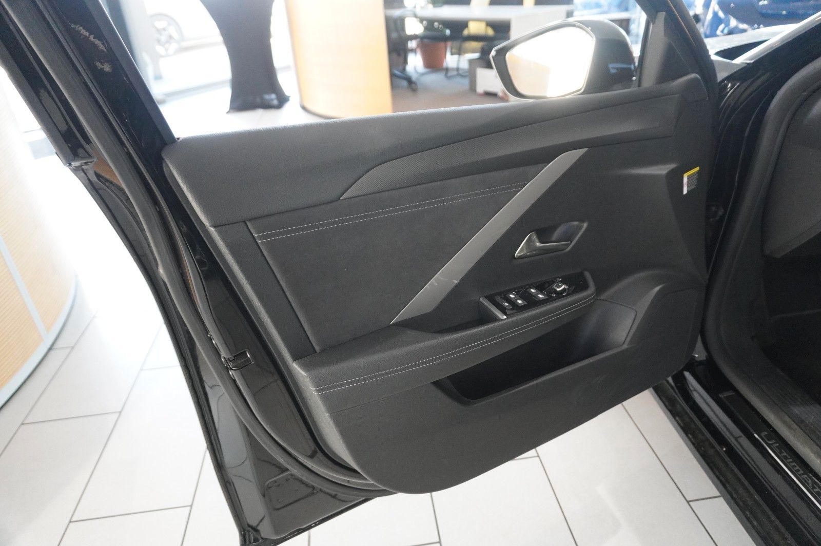 Fahrzeugabbildung Opel Astra L ST 1.2T ULTIMATE NAVI/LED/360° /PANO./SH
