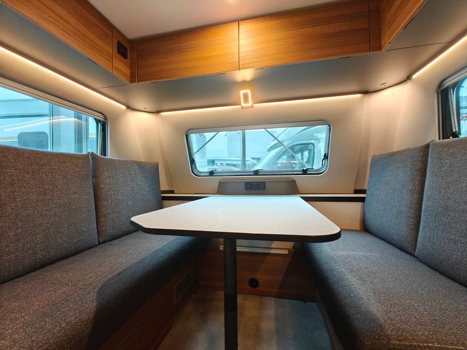 Fahrzeugabbildung HYMER / ERIBA / HYMERCAR Feeling 425 SD - MESSE-NEUHEIT 2026! -