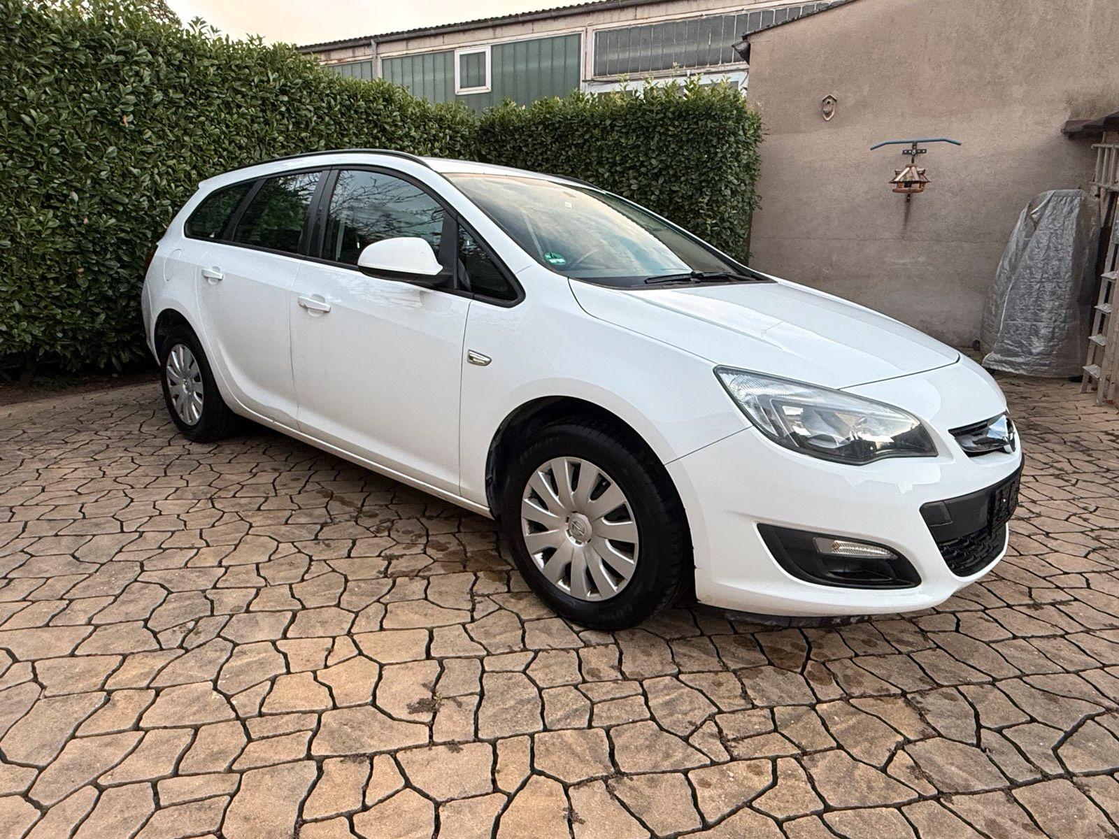 Opel Astra 2015 — салон