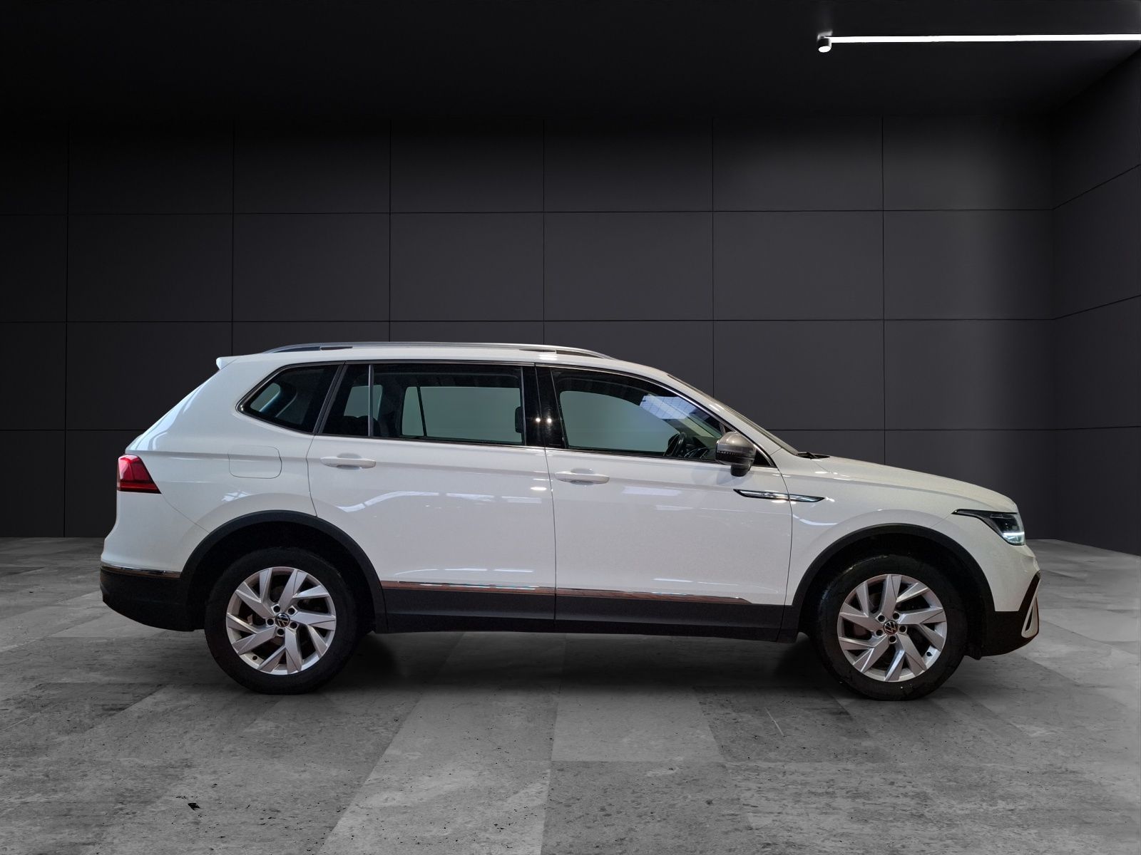 Fahrzeugabbildung Volkswagen Tiguan Allspace TSI Life LED APP AID ACC PDC SH