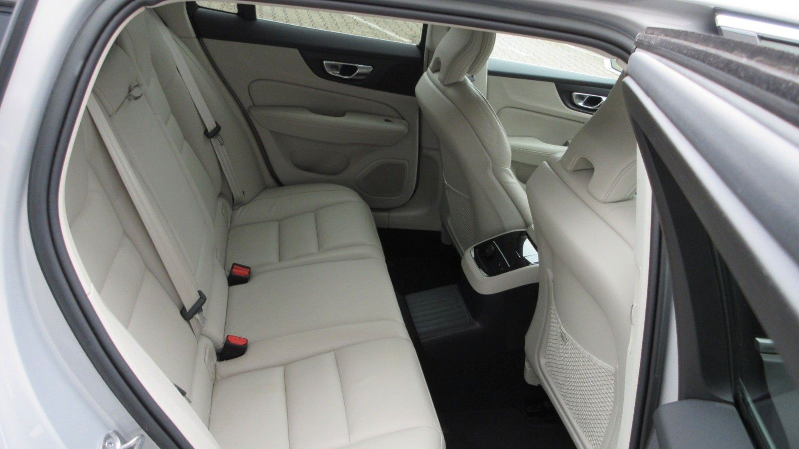 Fahrzeugabbildung Volvo V60 T8 Plus Bright | AHK |