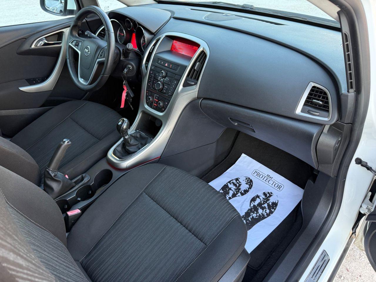 Opel Astra 2011 — photo 9