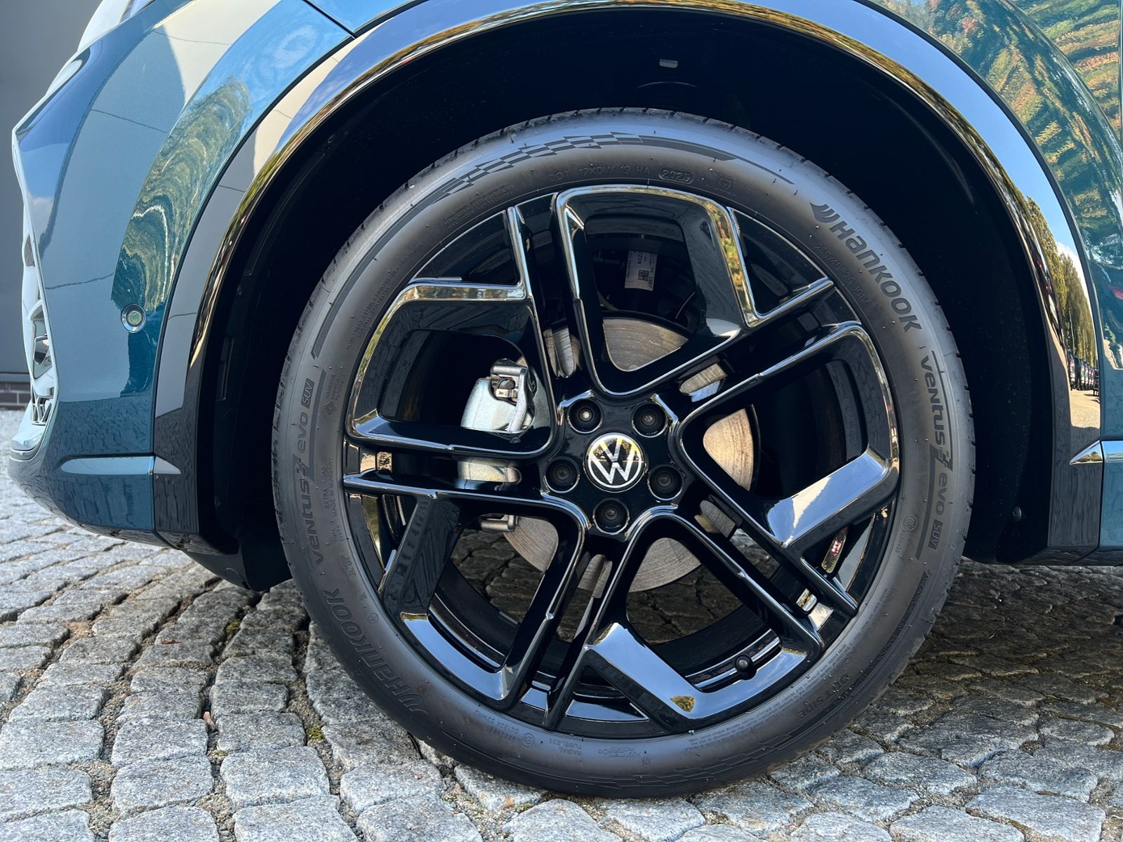 Fahrzeugabbildung Volkswagen Tiguan R-Line 1.5 eTSI DSG *AHK, IQ.Light, DCC,