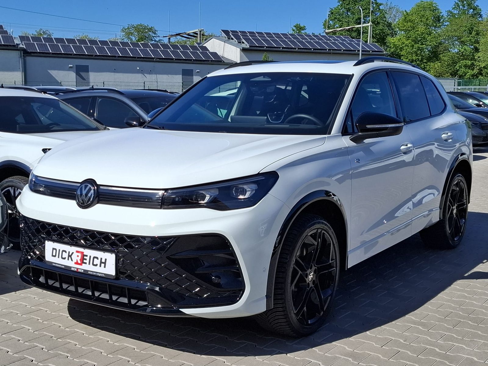 Fahrzeugabbildung Volkswagen Tiguan 2.0 TDI 4M R-Line BLACK*PAN*HK*AHK*MATRIX