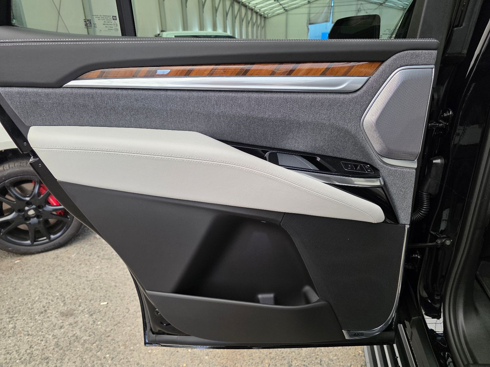 Fahrzeugabbildung Cadillac Escalade Sport Platinum T1: 129.000 EUR, Stock !