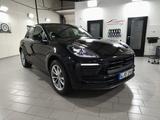 Porsche Macan - -