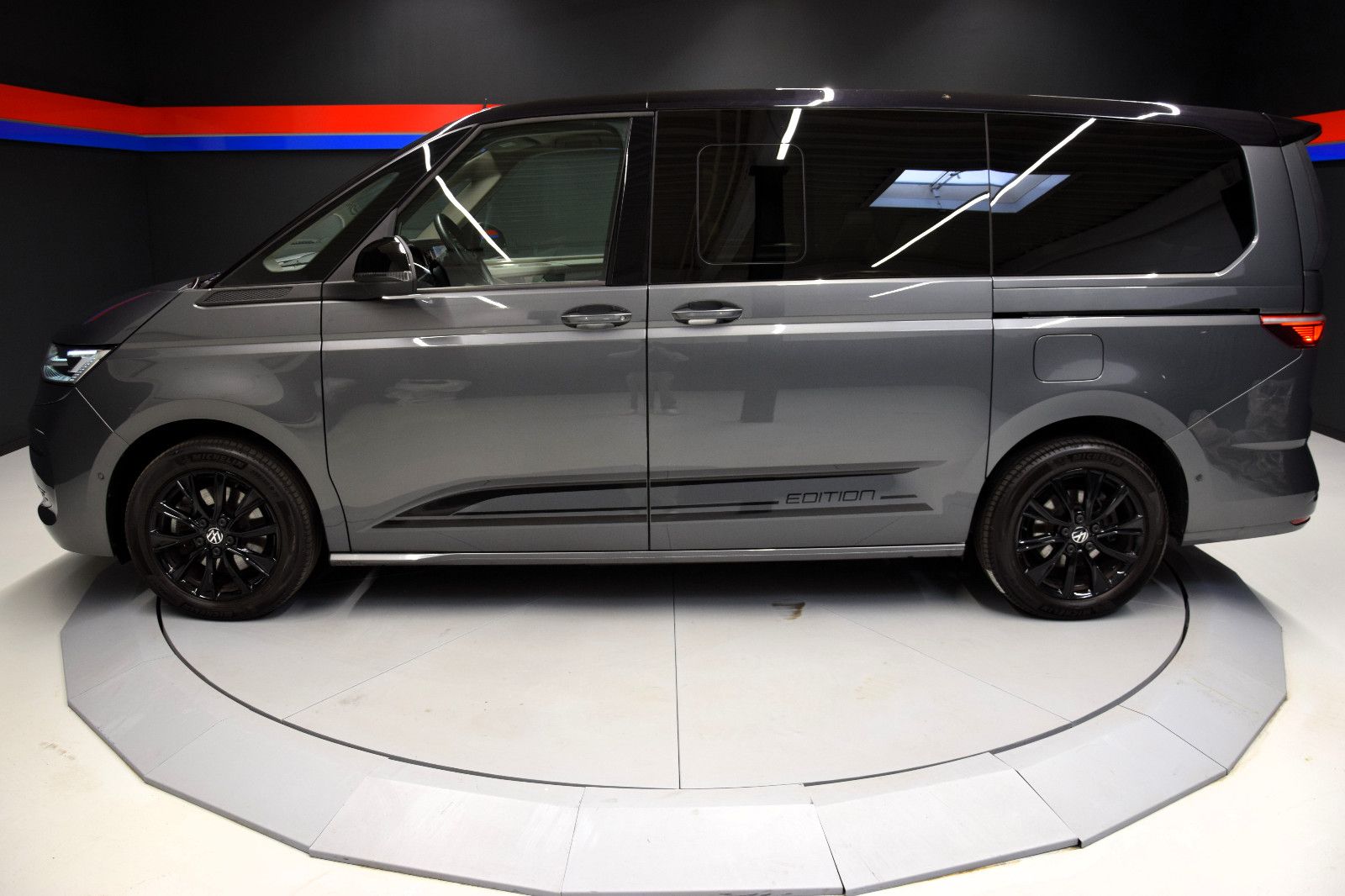 Fahrzeugabbildung Volkswagen T7 Multivan Edition lang Pano HuD AHK NP 77T€