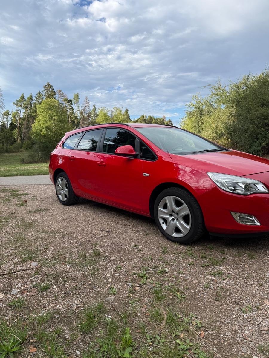 Opel Astra 2011 — photo 10