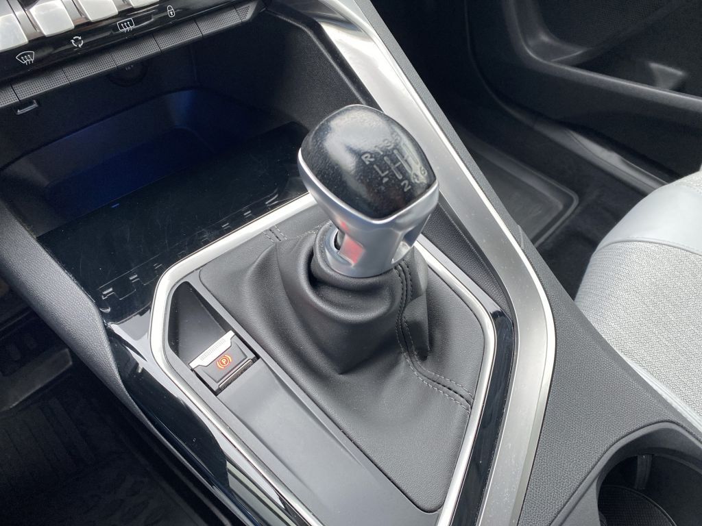 Fahrzeugabbildung Peugeot 3008 PureTech 130 S&S GPF Allure *Navi*Rückfahrk