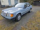 Mercedes-Benz Oldtimer Mercedes W124 - Mercedes-Benz W124 aus dem Jahr 1987